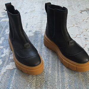 NWT Sorel Black Chelsea Ankle Boots with Chunky Brown Platform Sole Size 8.5